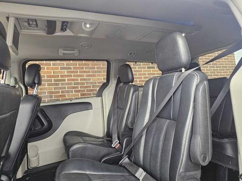 Used 2015 Chrysler Town & Country Touring-L w/ Driver Convenience Group FWD image 18