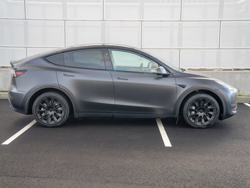 Used 2024 Tesla Model Y Long Range image 8