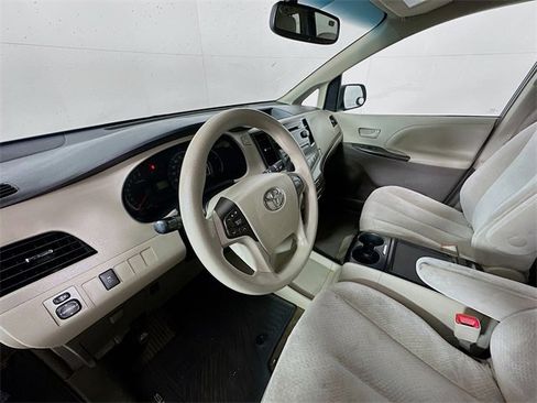 Used 2013 Toyota Sienna LE image 9