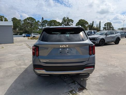 Certified 2025 Kia Sorento S FWD image 7