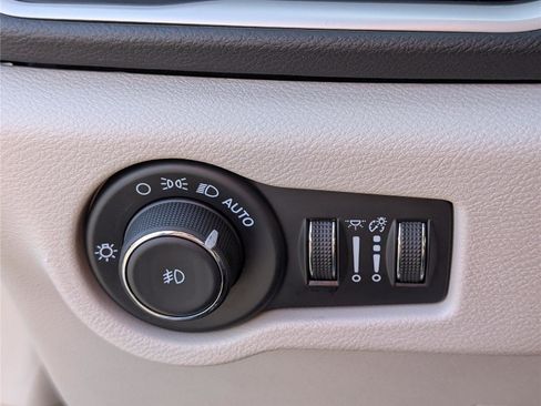 Used 2024 Chrysler Pacifica Touring-L image 21