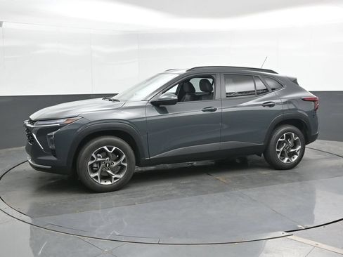 Used 2025 Chevrolet Trax LT w/ LT Convenience Package FWD image 7