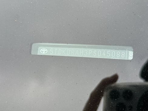 Used 2023 Toyota Highlander XLE FWD image 5