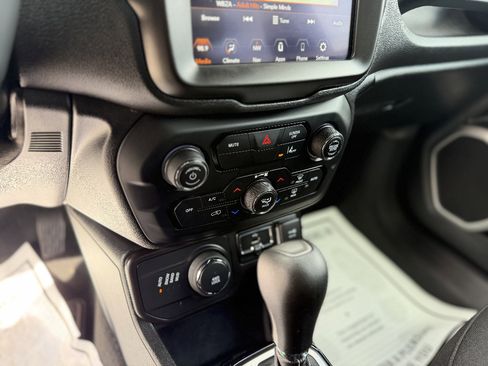 Used 2021 Jeep Renegade Latitude AWD/4WD image 17