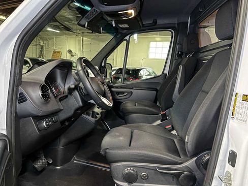 Used 2025 Mercedes-Benz Sprinter 2500 image 24