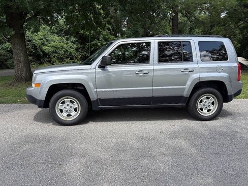 Used 2016 Jeep Patriot Sport w/ Power Value Group AWD/4WD image 3