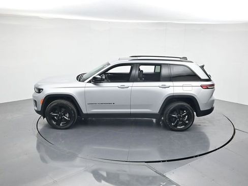 Used 2024 Jeep Grand Cherokee Altitude image 40