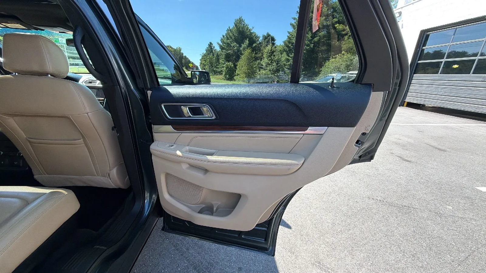 Used 2016 Ford Explorer Limited w/ Equipment Group 301A AWD/4WD image 44