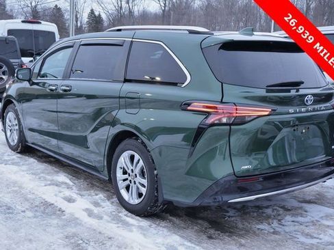 Used 2023 Toyota Sienna Platinum image 4