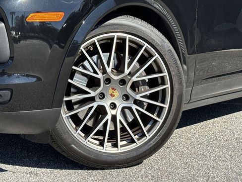 Used 2023 Porsche Cayenne Platinum Edition image 14