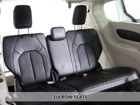 Used 2024 Chrysler Pacifica Limited FWD image 8