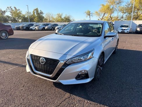 Used 2020 Nissan Altima 2.5 SV FWD image 2