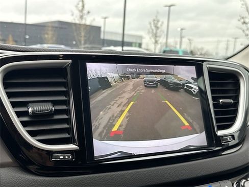 Used 2024 Chrysler Pacifica Touring-L image 17