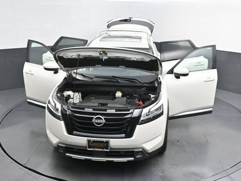 Used 2023 Nissan Pathfinder Platinum w/ Black Appearance Package AWD/4WD image 45