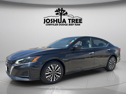 Used 2023 Nissan Altima 2.5 SV FWD image 3