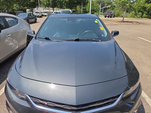 Used 2017 Chevrolet Malibu Hybrid w/ Leather Package FWD image 9