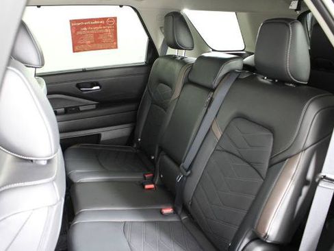 Certified 2025 Nissan Pathfinder Platinum w/ Black Appearance Package FWD image 22