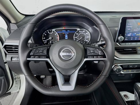 Used 2025 Nissan Altima 2.5 SR image 12