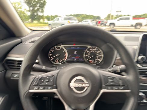 Used 2024 Nissan Altima 2.5 SV FWD image 22