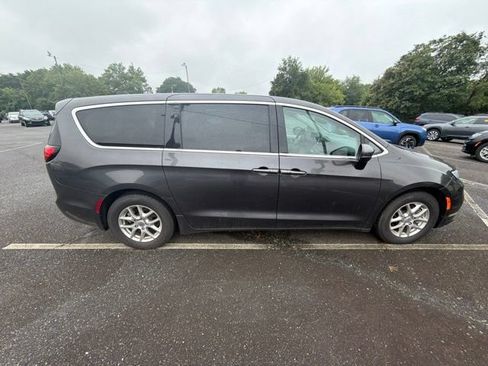 Used 2023 Chrysler Pacifica Touring-L FWD image 4