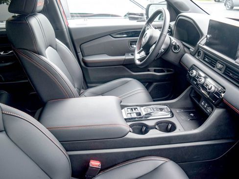 Used 2025 Honda Pilot TrailSport image 8