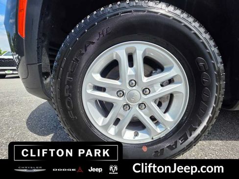 Used 2023 Jeep Grand Cherokee Laredo w/ Luxury Tech Group I AWD/4WD image 29