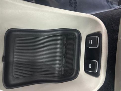 Used 2021 Chrysler Pacifica Touring-L image 21