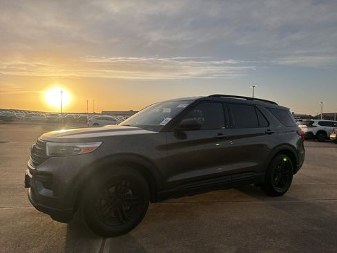 Used 2020 Ford Explorer XLT image 6