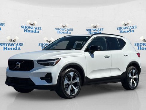 Used 2023 Volvo XC40 B4 Ultimate image 2