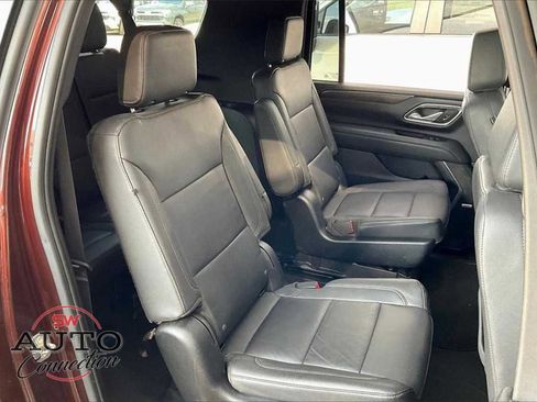 Used 2023 Chevrolet Suburban LT w/ LT Signature Package image 7