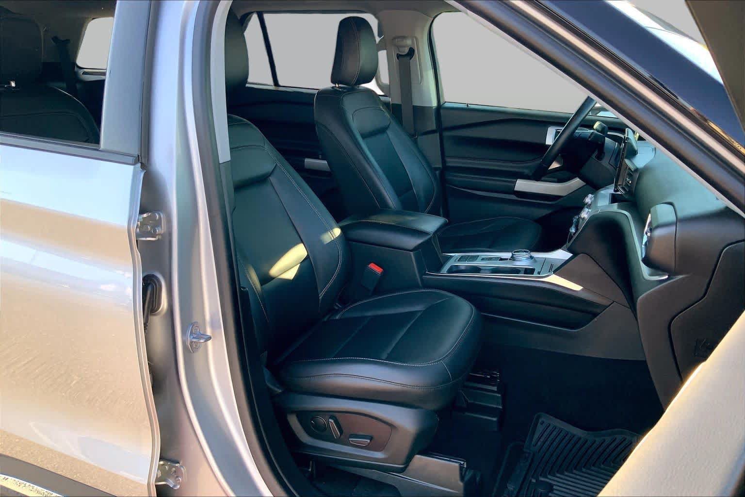 Certified 2022 Ford Explorer XLT w/ Equipment Group 202A RWD image 9