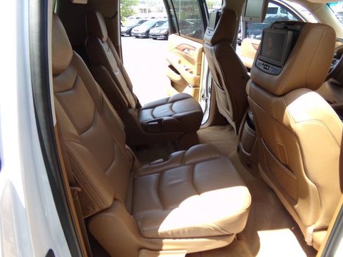 Used 2016 Cadillac Escalade ESV Platinum AWD/4WD image 32