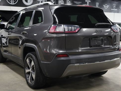 Used 2019 Jeep Cherokee Limited w/ Technology Group FWD image 3