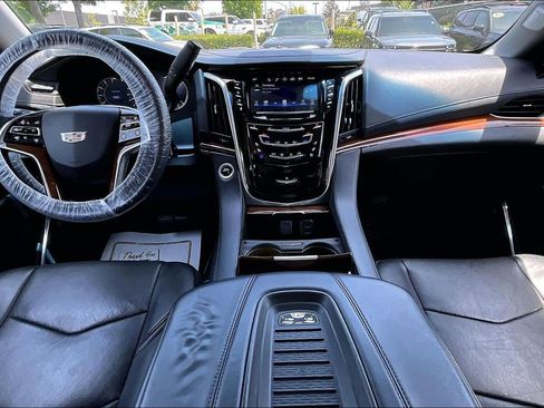 Used 2018 Cadillac Escalade Premium Luxury AWD/4WD image 11