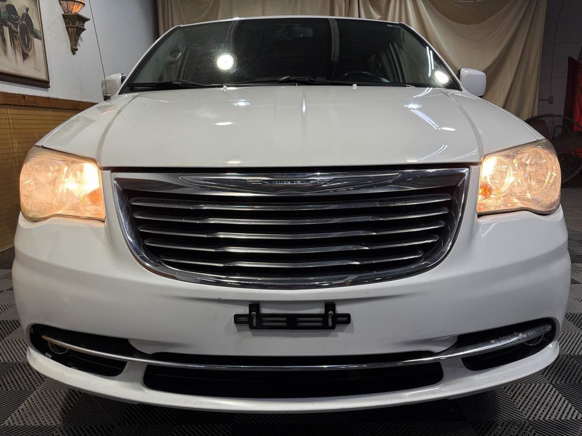 Used 2014 Chrysler Town & Country Touring FWD image 3