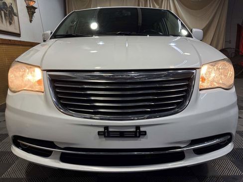 Used 2014 Chrysler Town & Country Touring FWD image 3
