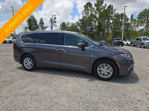 Used 2023 Chrysler Pacifica Touring-L FWD image 2
