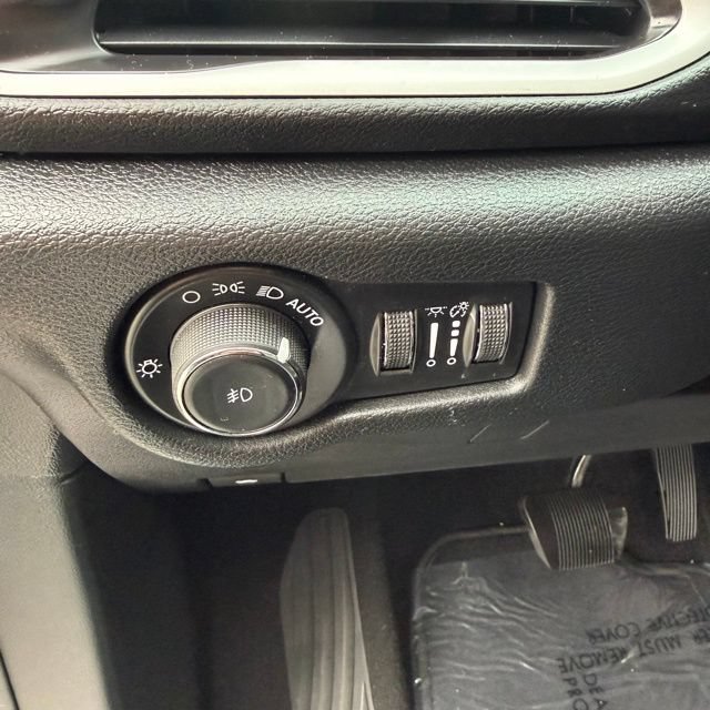 Used 2025 Chrysler Pacifica Select FWD image 16