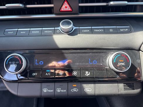 Used 2024 Hyundai Elantra SEL FWD image 29