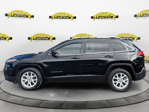 Used 2017 Jeep Cherokee Latitude FWD image 2