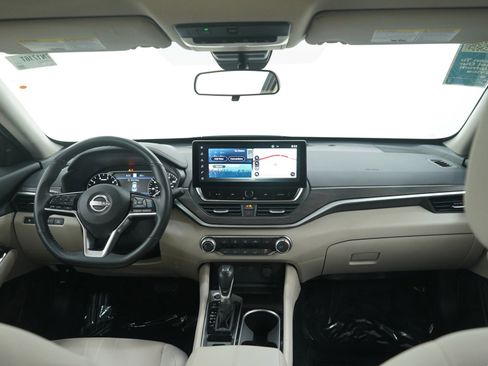 Used 2023 Nissan Altima 2.5 SV w/ SV Premium Package image 13