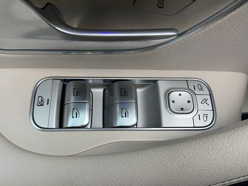 Used 2024 Mercedes-Benz GLS 450 4MATIC image 11