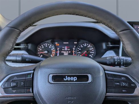 Used 2025 Jeep Compass Latitude image 27