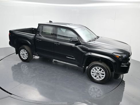 Used 2025 Toyota Tacoma SR5 AWD/4WD image 40