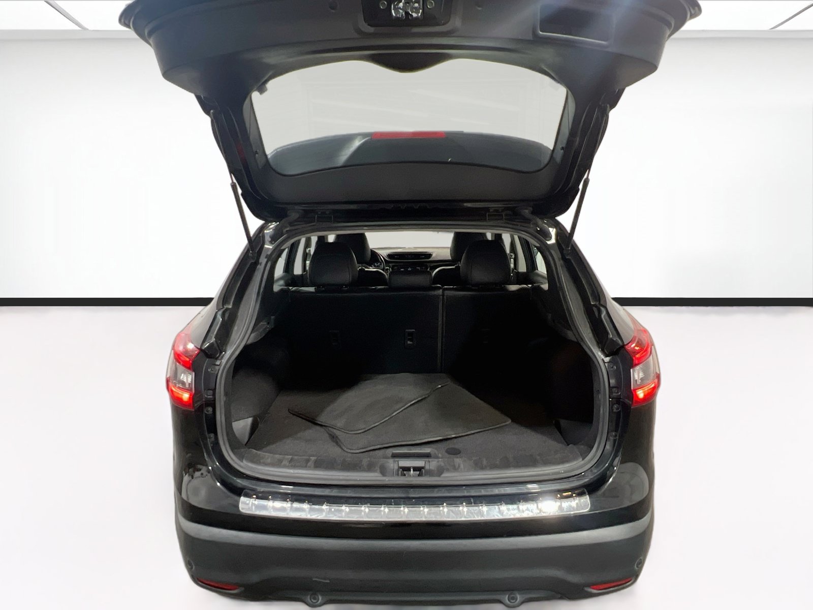 Used 2022 Nissan Rogue Sport SL w/ Premium Package FWD image 21