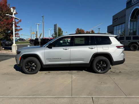 New 2025 Jeep Grand Cherokee L Laredo image 11