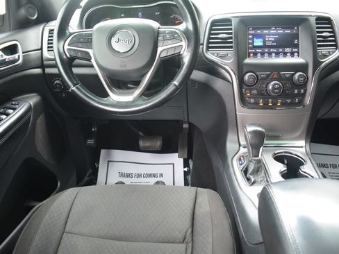Used 2020 Jeep Grand Cherokee Laredo AWD/4WD image 3
