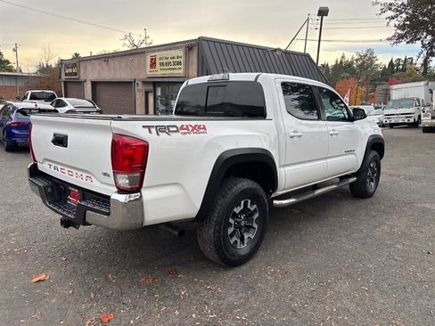 Used 2017 Toyota Tacoma TRD Off-Road image 8