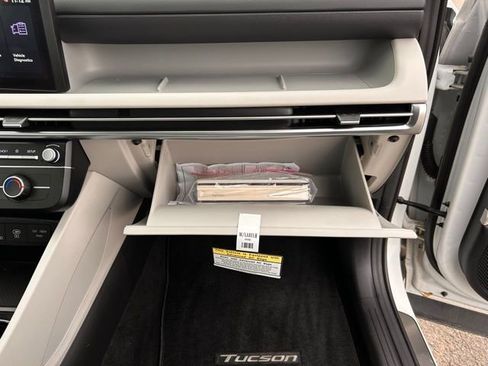 Used 2025 Hyundai Tucson SE image 28