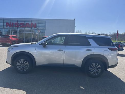 Certified 2025 Nissan Pathfinder S image 8